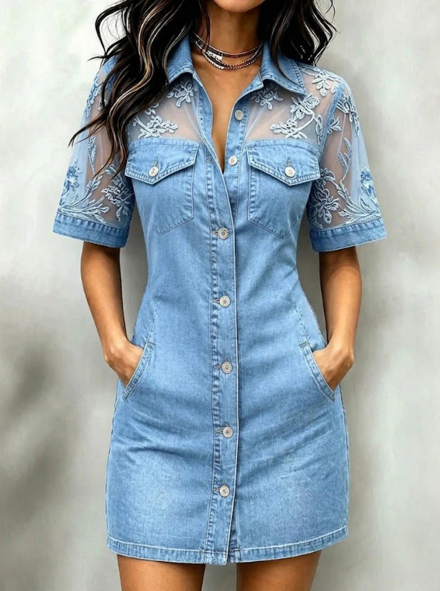 Robe mini en jean bleu clair, boutons devant, manches en dentelle transparente brodée