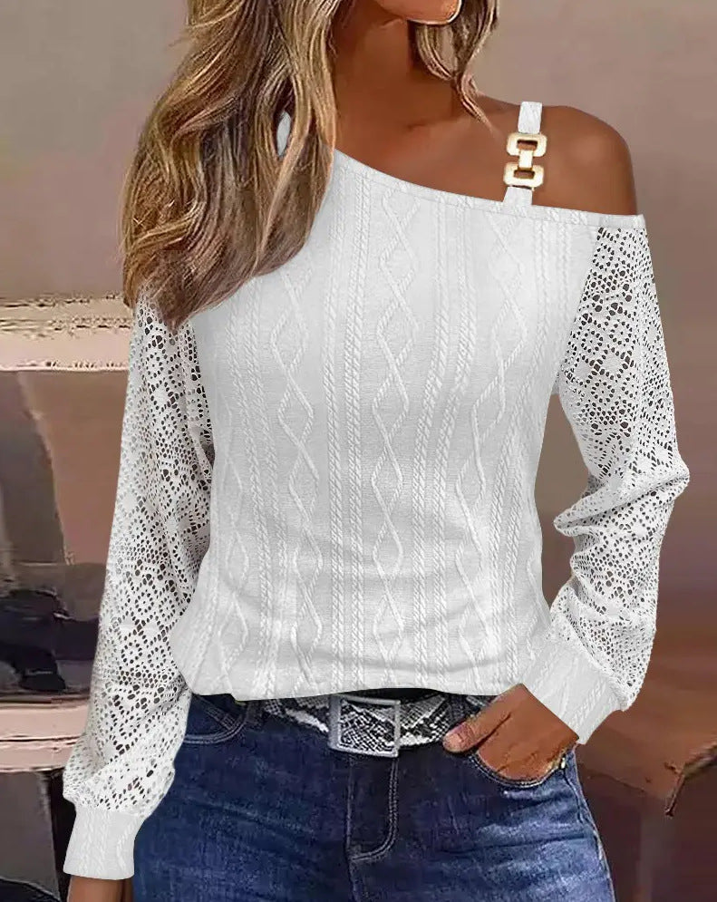 Top femme épaules dénudées blanc texturé, manches longues ajourées, chaîne décorative