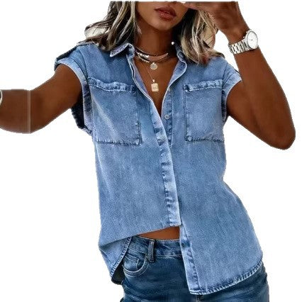 Chemise en jean bleu clair sans manches, boutonnage devant et poches poitrine
