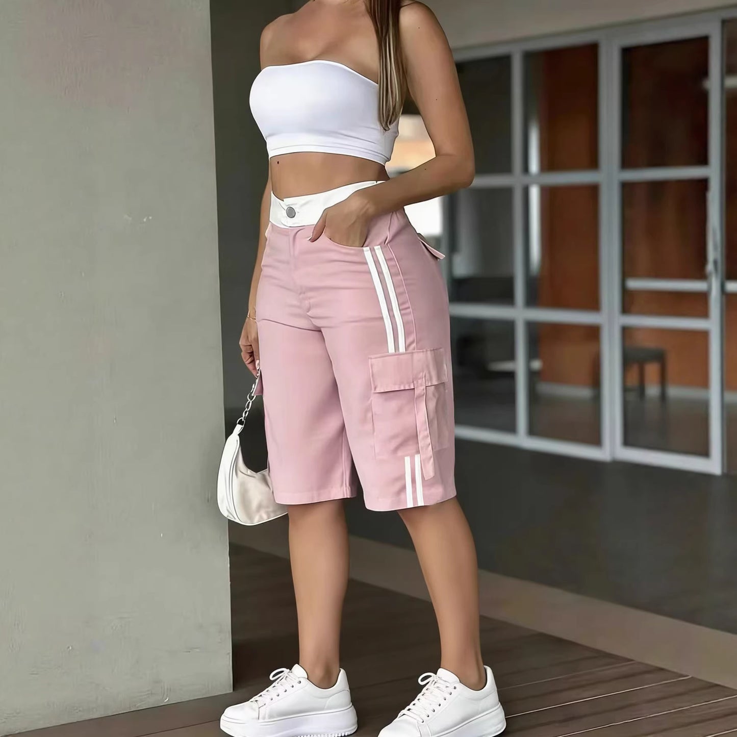 Short cargo taille haute rose avec bandes blanches et poche cargo à rabat