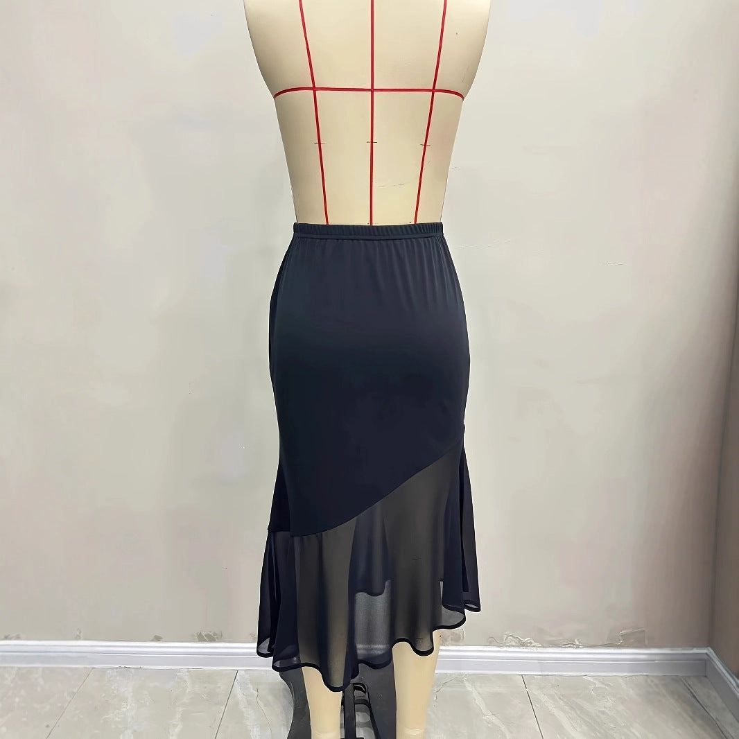 Jupe mi-longue noire en maille unie, drapé asymétrique sur le bas
