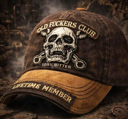 Casquette de baseball brune délavée, grand motif crâne blanc et texte 3D.