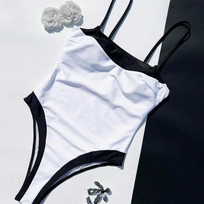 Maillot de bain une pièce bicolore blanc et noir, bretelles noires, détail décoratif