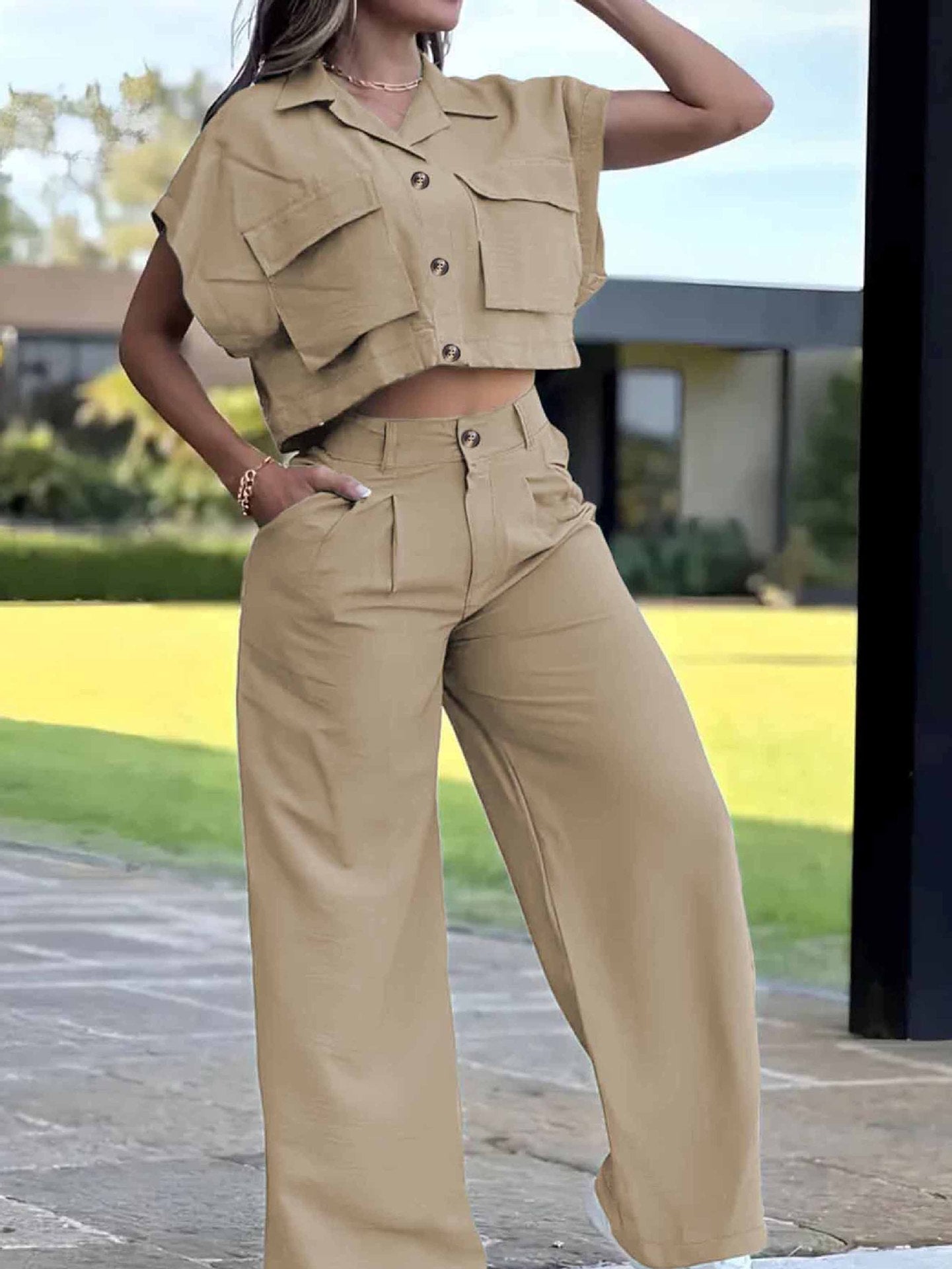 Ensemble deux pièces femme beige : top court à manches courtes et pantalon cargo droit