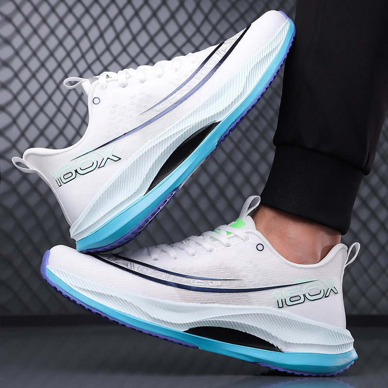 Chaussures de sport blanches à lacets, semelle épaisse bleu clair et détail vert
