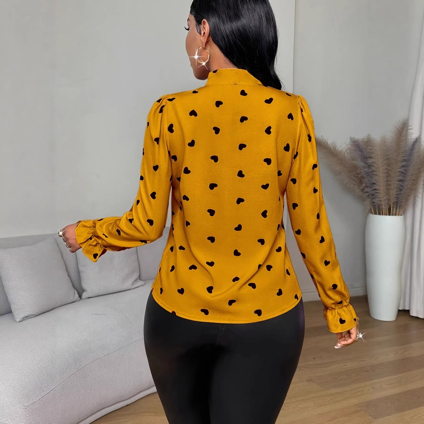 Chemise femme jaune à nœud, dos visible, manches longues bouffantes, motifs cœurs