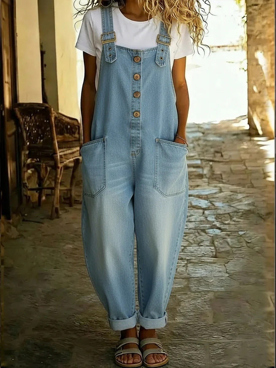 Combinaison en jean bleu clair délavé, bretelles, boutons devant, poches plaquées