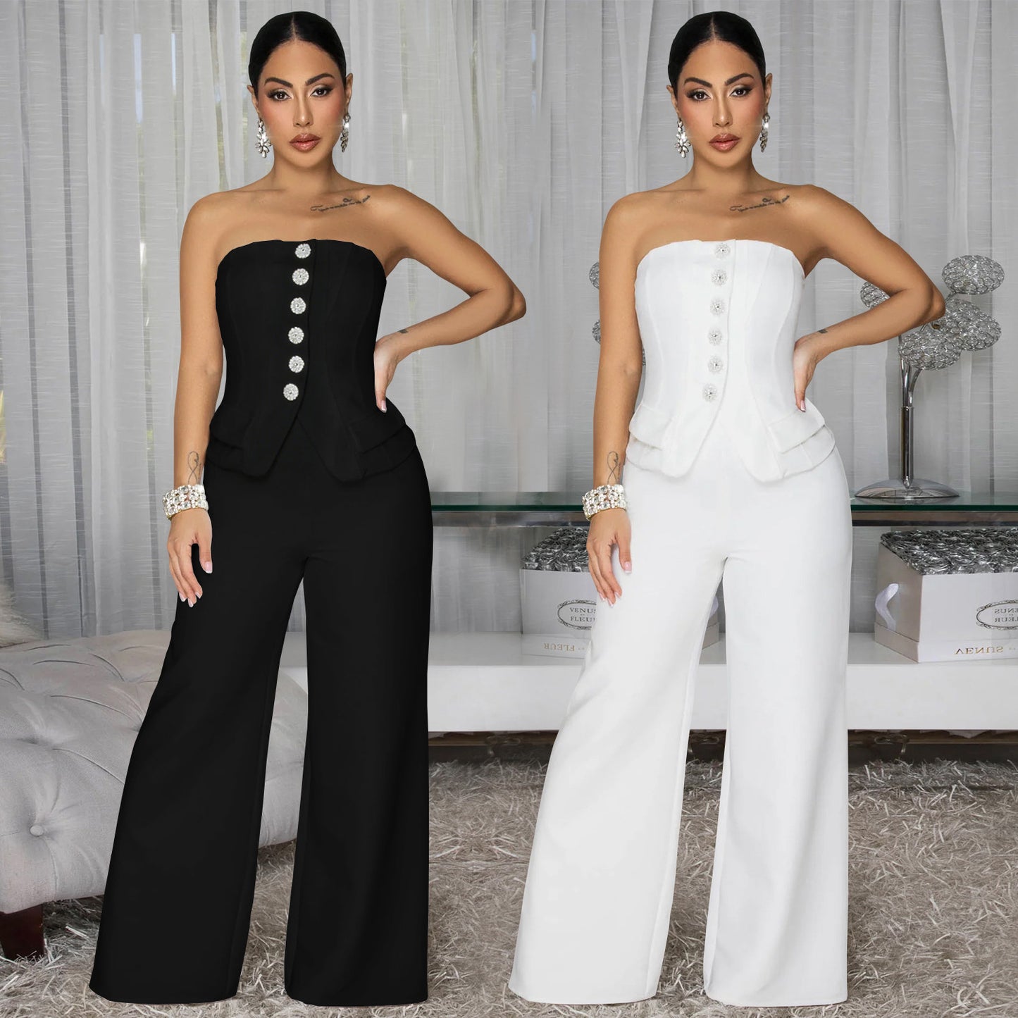 Combinaison bustier dos nu à jambes larges, noire et blanche, boutons décoratifs.