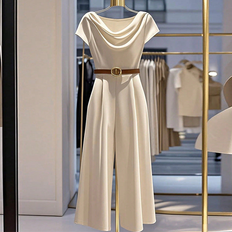 Combinaison en satin couleur abricot, décolleté drapé, manches courtes, ceinture dorée