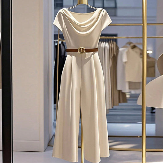 Combinaison en satin couleur abricot, décolleté drapé, manches courtes, ceinture dorée