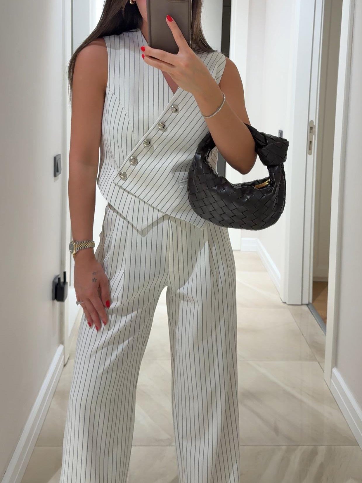Ensemble gilet sans manches à rayures verticales blanches avec pantalon assorti