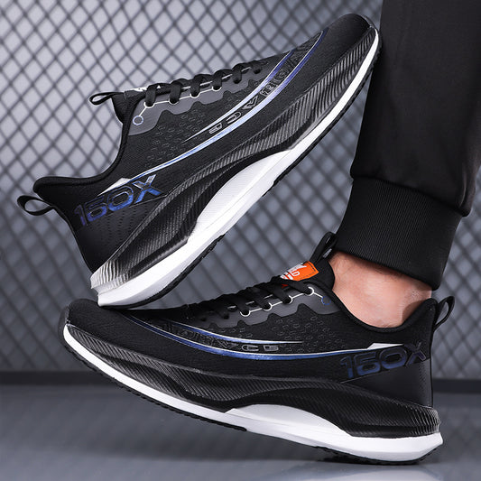 Chaussures de sport noires à lacets, semelle blanche et amorti bleu